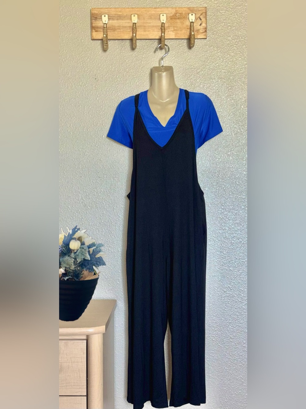 Loving People Adjusting stars. - Black  One  Piece  cropped jumpsuit. L/XL